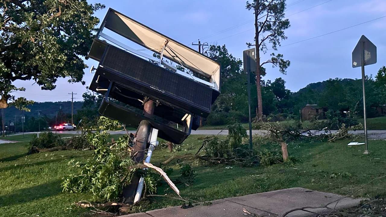 Bomberos voluntarios y cuadrillas de emergencia
<b> trabajaron toda la madrugada para despejar calles y asistir a las familias afectadas.</b> Este lunes,
<a href="https://www.weather.gov/fsd/espanol" target="_blank">el Servicio Meteorológico Nacional</a> inspeccionaba la zona para determinar si se trató oficialmente de un tornado y cuál fue su intensidad. Se estima que
<b>pudo haber sido categoría EF-1 o EF-2, con vientos de hasta 135 millas por hora</b>. “Este tipo de tormentas nos recuerdan lo vulnerables que somos y lo importante que es estar preparados”, dijo un vocero del condado.