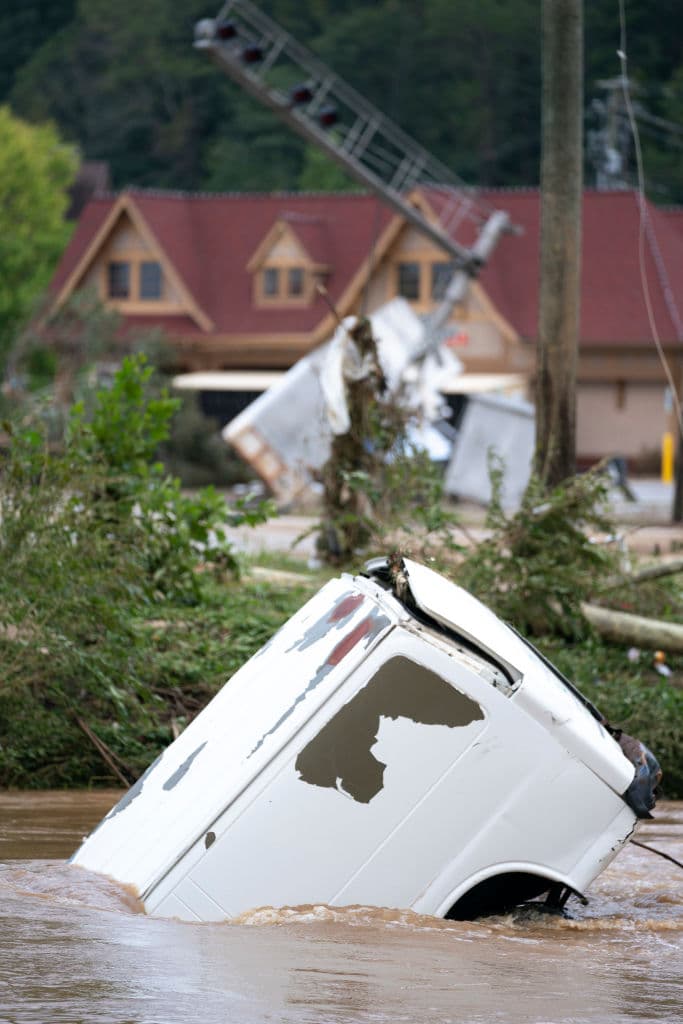 Dos días después del
<b><a href="https://www.univision.com/local/north-carolina-wuvc/helene-carolina-del-norte-muertos-rescates-inundaciones-toque-de-queda" target="_blank">paso del huracán Helene</a></b> por la costa noreste de Estados Unidos, esta camioneta van flotaba en las inundadas calles de Biltmore Village, en Asheville, Carolina del Norte.
