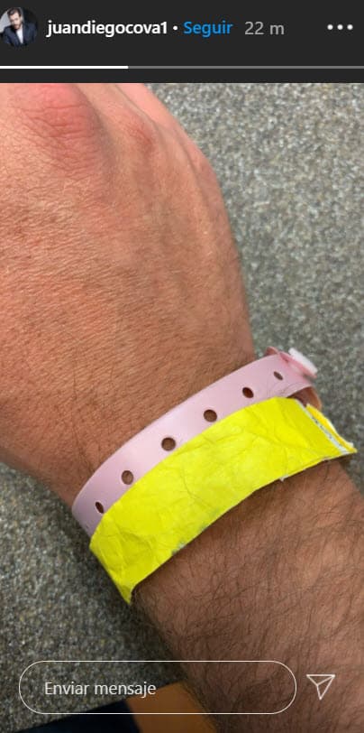 Un día después, el 19, Covarrubias compartió esta imagen en sus 'stories' de Instagram, donde se ve su mano con un brazalete rosa.
<br>