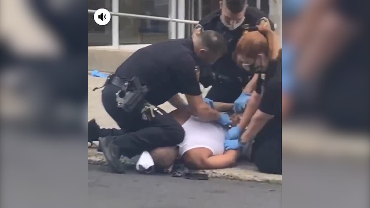  Causa indignación un video en redes que parece mostrar a policía arrodillado sobre el cuello de  un arrestado 
