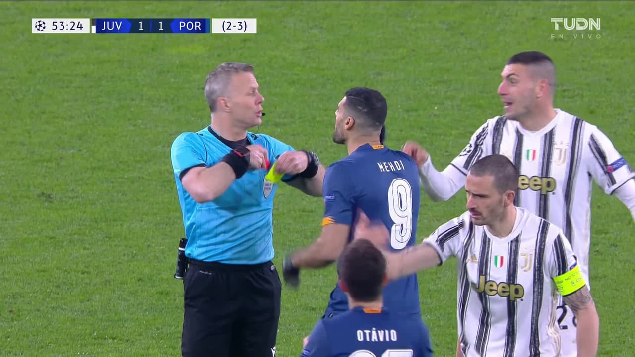 ¡Tarjeta Roja! Mehdi Taremi recibe la segunda amarilla y se va del juego.