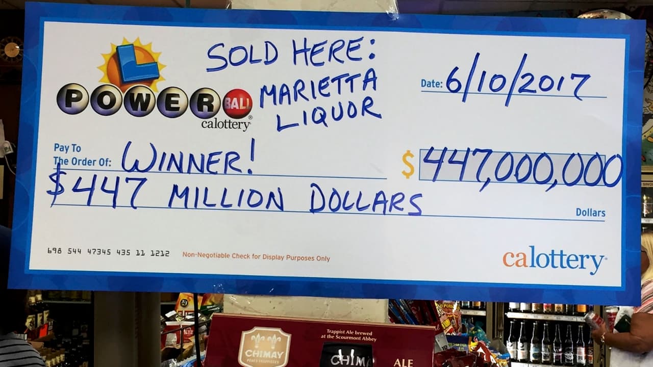 <b>La suerte escondida en la cocina.</b> La Lotería de California dio a conocer el nombre del 
<a href="http://www.univision.com/los-angeles/kmex/noticias/dinero/el-boleto-de-los-448-millones-del-powerball-estaba-guardado-en-la-cocina-del-ganador">ganador del sorteo del Powerball</a> que acumuló una de las bolsas más grandes de la historia. Jeff Lindsay acertó a los seis números ganadores del sorteo del pasado 10 de junio de 2017, que sumó un premio de 447.8 millones de dólares, el décimo más alto que ha otorgado la lotería a nivel nacional. El boleto estaba guardado en la cocina del ganador, quien optó por un solo pago de $279 millones.