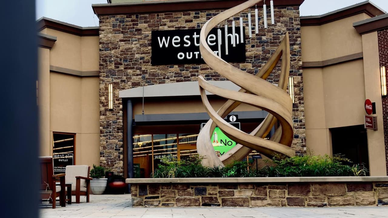 Además del monumento, se han instalado asientos comunitarios cercanos, 
<b>invitando a los visitantes a reflexionar y recordar a las víctimas en un ambiente de serenidad y contemplación</b>.