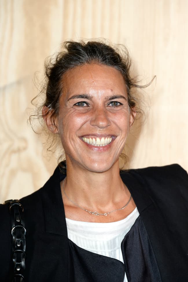 Isabel Marant. La diseñadora francesa es famosa por su marca, que ha hecho reinventado el armario y guardarropa de las mujeres francesas. Su estilo al diseñar es mantener lo sexy de un look, y combinar piezas de sastrería con detalles étnicos y de la riviera francesa. Es una mujer con gran estilo que diseña para mujeres como ella misma.