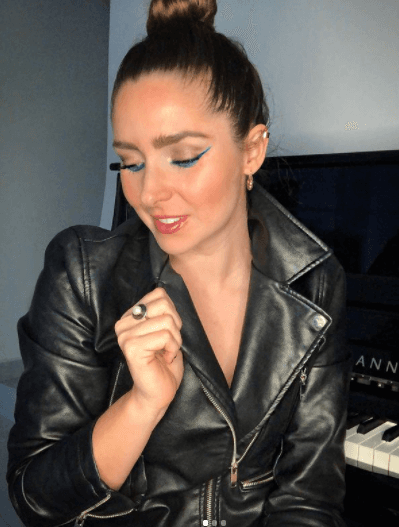 <b>"La Scarlett johansson mexicana</b>", "
<b>Qué hermosa, pareces Ariel</b>", "Ese color de cabello resalta mucho tus ojos, muy guapa", y "Hermoso te encontré parecido con La sirenita", fueron algunos de los comentarios que recibió de sus fans.