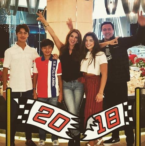 Con esta postal, Priscila despidió el 2018. Al pie de la misma se lee: "En familia despidiendo con agradecimiento este 2018, escribiendo con fe y esperanza del 2019. Gracias A Dios por todo, bendito seas por siempre señor".