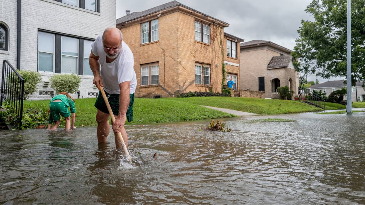 El alcalde de Houston, John Whitmire, pidió a la comunidad no bajar la guardia porque diversas calles continúan inundadas, pero también hay semáforos descompuestos.