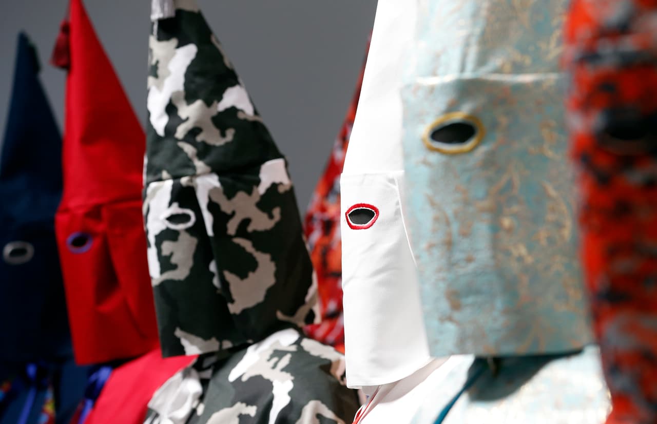 Director de un diario en Alabama aboga por el regreso del Ku Klux Klan y dos universidades le retiran sus premios