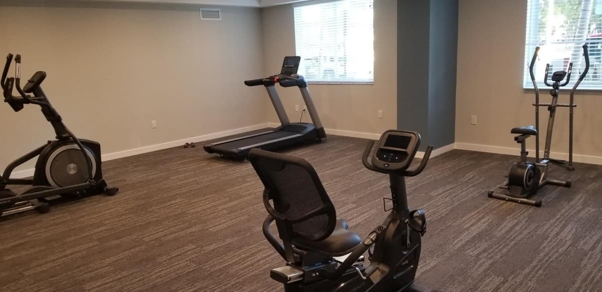 El edificio cuenta con gimnasio con máquinas para hacer ejercicios.