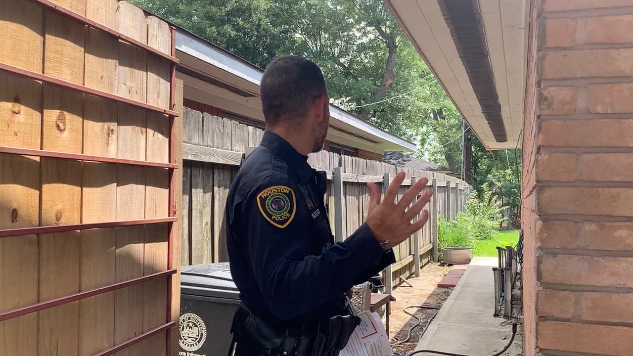 Revisa que las puertas (o el gate) que llevan a los callejones de lado de la casa estén cerradas por dentro con candado.