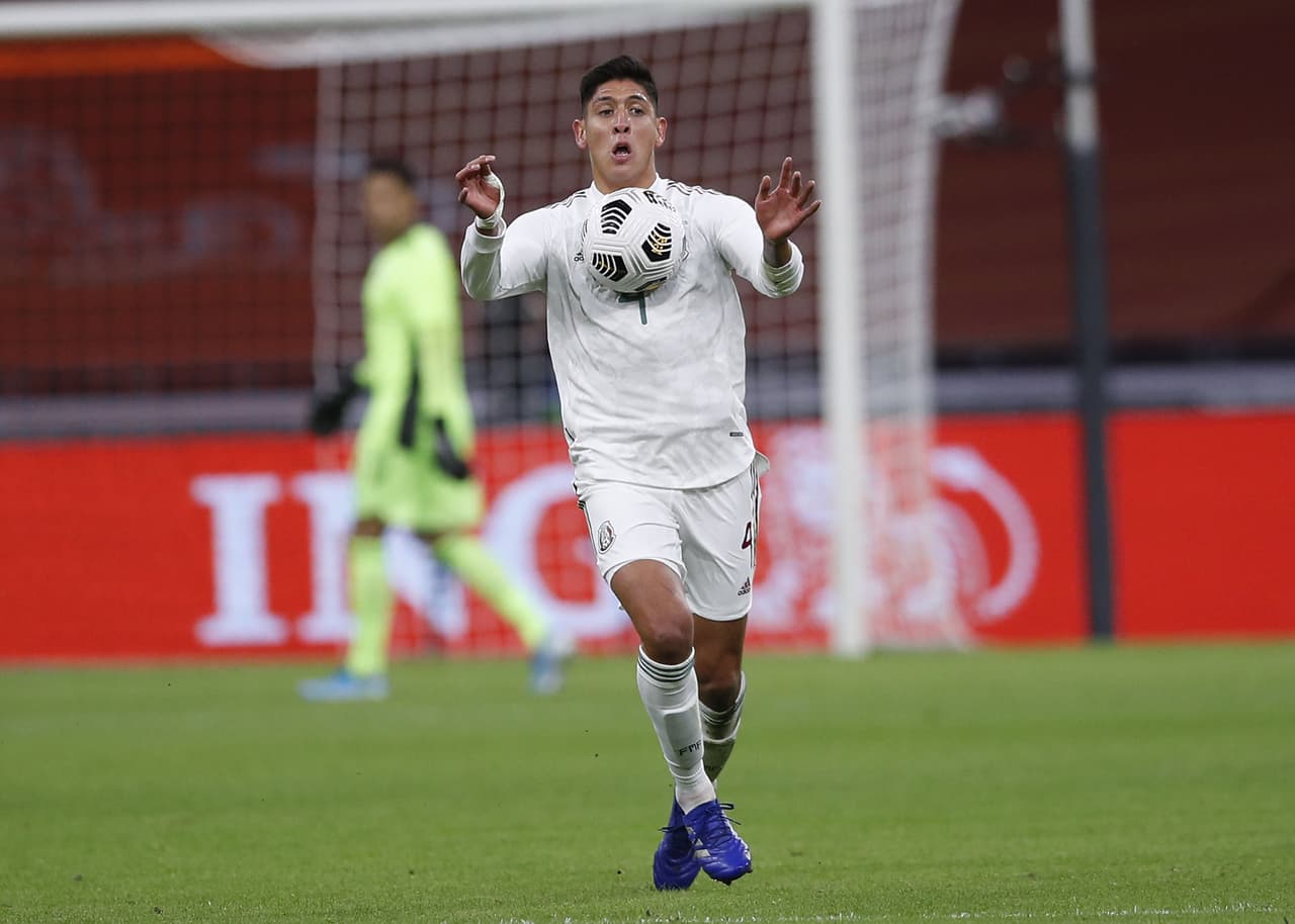 Tecatito busca jugador en el área y Hector herrera intenta conectar remate en el aire pero sale desviado