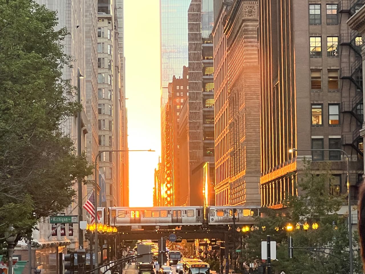 Chicagohenge otoño 2022 en Chicago. En la Ciudad de los Vientos, la salida y puesta del Sol coinciden con la retícula de la metrópoli el el sentido este-oeste, lo que regala impresionantes imágenes.