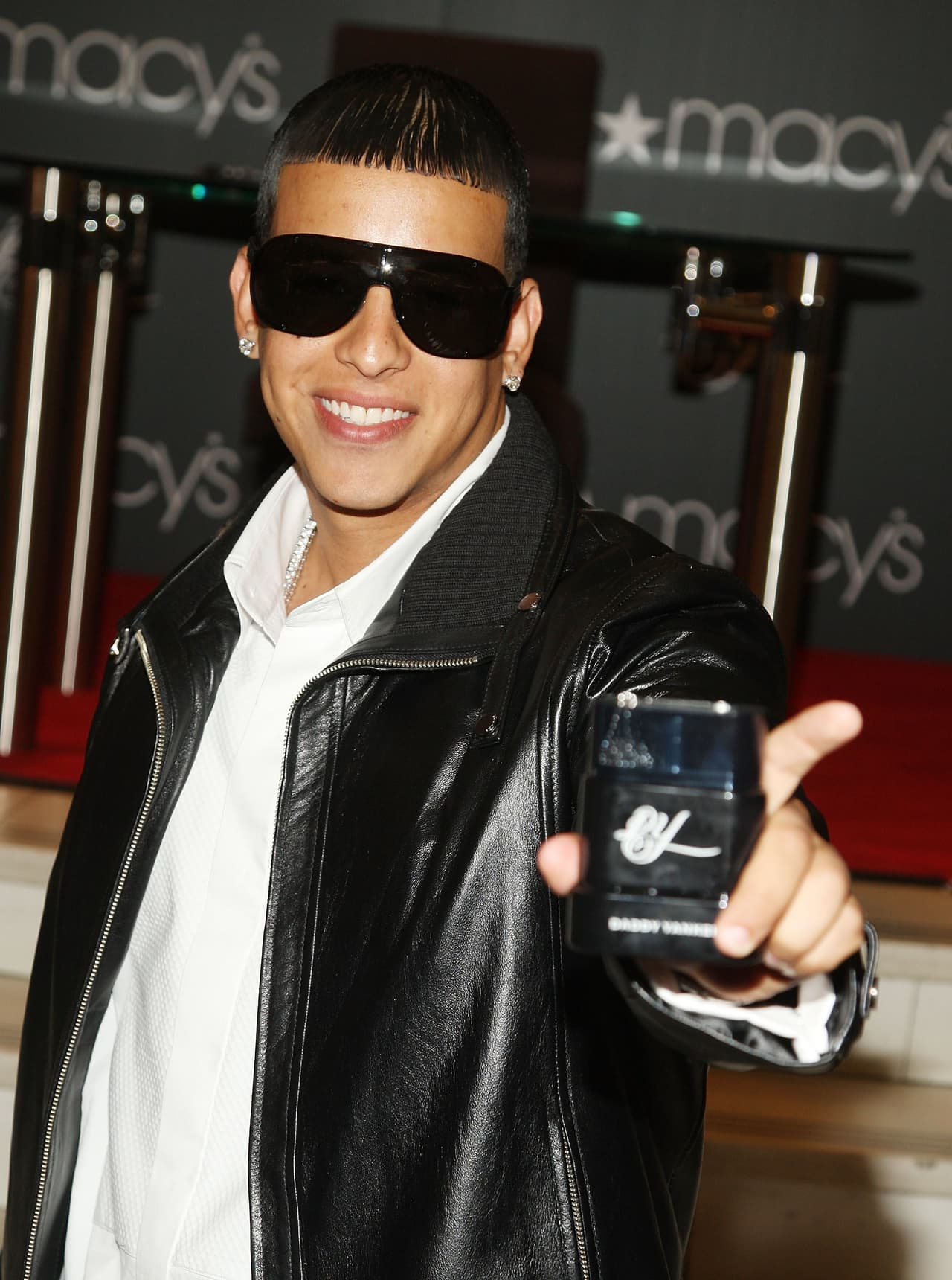 En 2008 Daddy Yankee presentó su fragancia 'DY' en el Herald Square de Macy, en Nueva York.