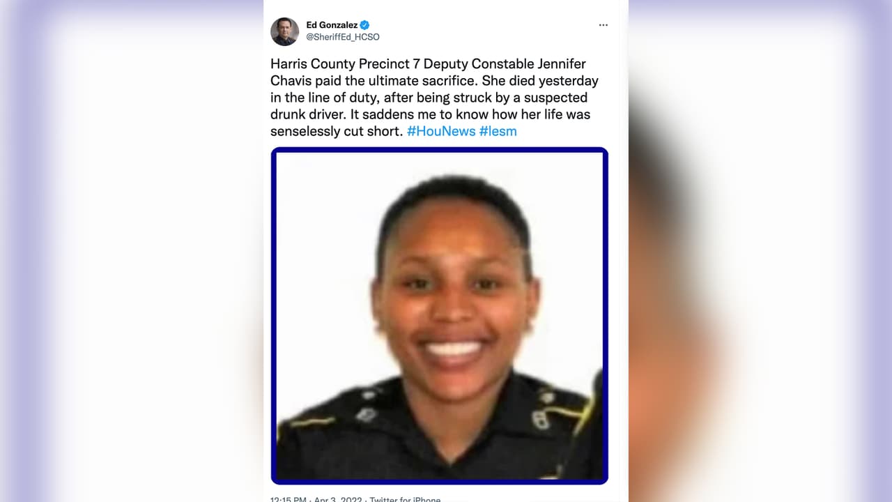 “La oficial del precinto 7, Jennifer Chavis pagó el último sacrificio, murió cumpliendo su deber cuando su camioneta fue impactada por un presunto conductor ebrio. Me entristece saber cómo su vida fue truncada sin sentido”, dijo el sheriff del condado Harris, Ed González.