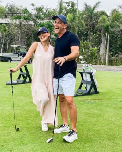 Los esposos han aprovechado que no tienen hijos en común para pasear juntos y disfrutarse más, como lo hicieron en un resort de México donde jugaron golf hace poco.