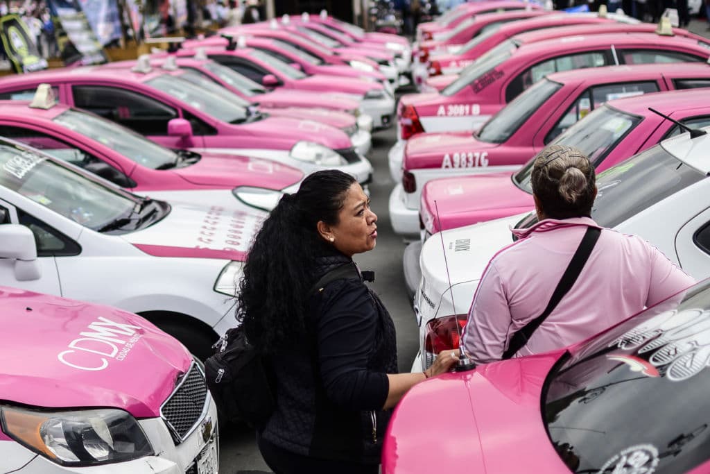 Por ello, exigen "la eliminación de las aplicaciones en el sector del transporte en tanto no sean incorporadas al Servicio de Administración Tributaria dentro de un marco fiscal de tributación", explicaron los concentrados en un manifiesto.
<br>