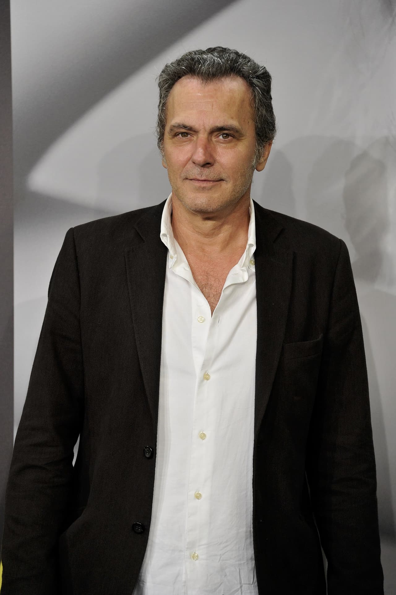 El reconocido actor español, ganador del Premio Goya, llega a la pantalla de UniMás en El Príncipe como el apuesto y veterano policía Fran ¿Dejarías que te capture?