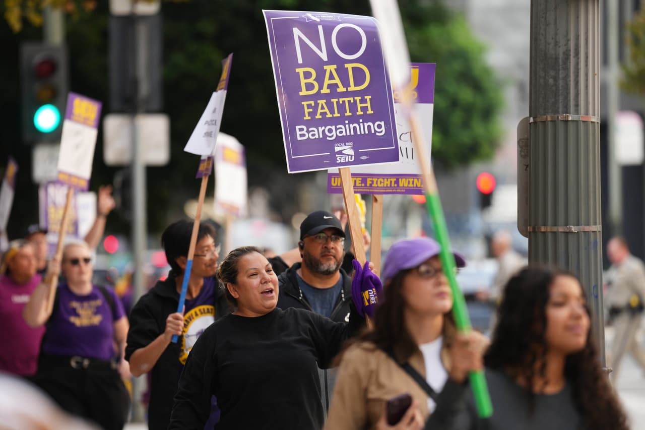 Trabajadores en California inician una huelga de un día para conseguir un nuevo contrato que mejore sus condiciones laborales 