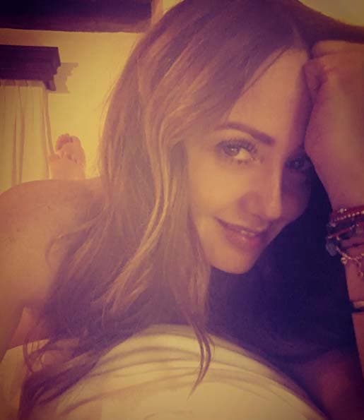 Andrea tiene una belleza natural.