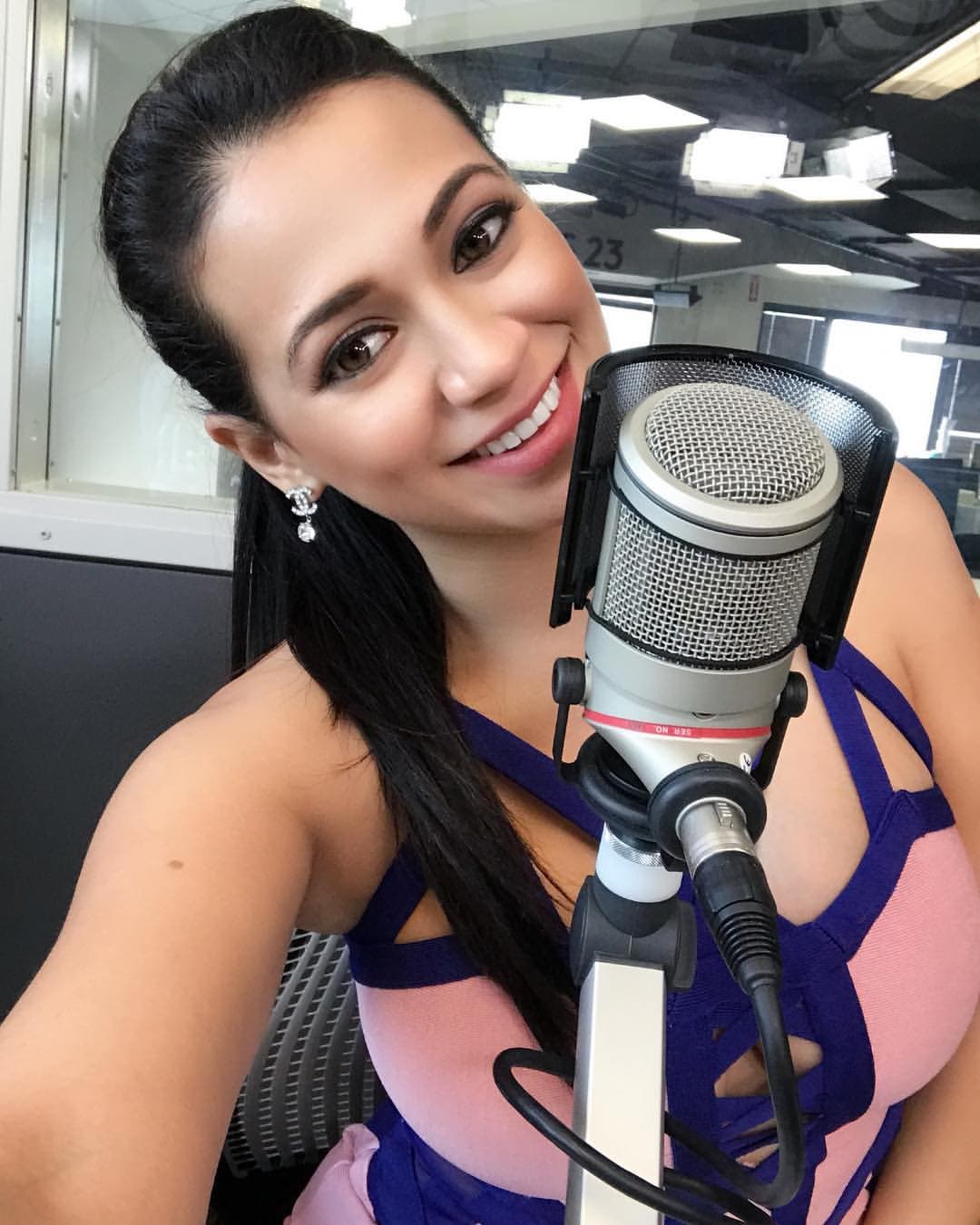 Ya que su inigualable sonrisa siempre nos cautiva.