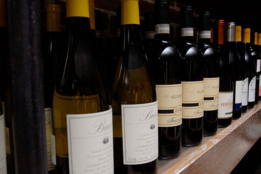 Una mesera sirve por error un vino de casi $6,000 y el tuit del restaurante que reveló la equivocación se volvió viral