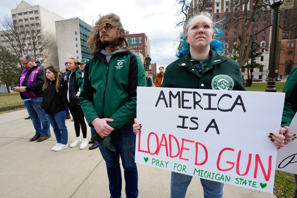 El atacante de la Universidad Estatal de Michigan llevaba dos pistolas y una nota en la que podría revelarse el motivo de los tiroteos