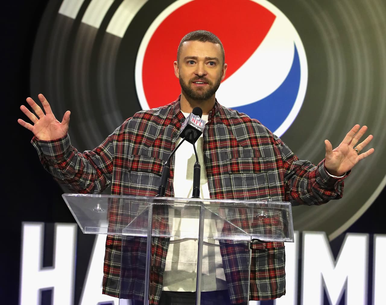 "Este año estoy emocionado con mi banda, The Tennessee Kids, siento que ellos son mis invitados especiales y estoy emocionado de tomar el escenario este año. Será muy divetido", comentó el cantante.