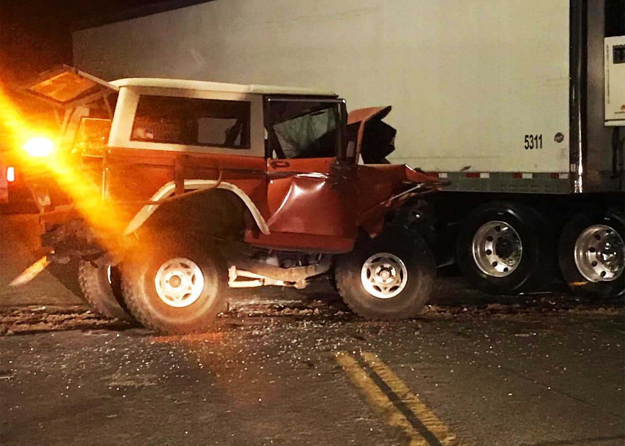 Muere conductor tras impactar con un camión de remolque en el condado de Fresno