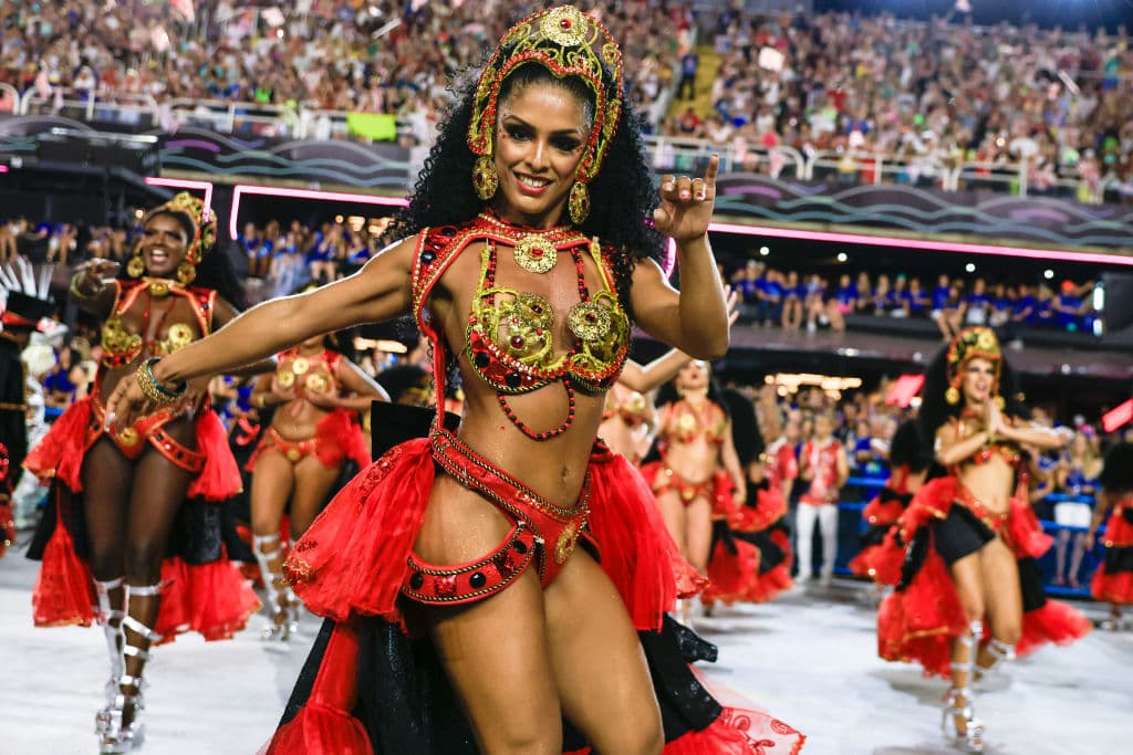 Tras 
<a href="https://www.univision.com/noticias/america-latina/comision-del-congreso-de-brasil-recomienda-acusar-a-bolsonaro-de-genocidio-pandemia-del-covid-19">dos duros años de pandemia en Brasil</a>, este viernes el esperado carnaval de Río volvió a traer su tradicional alegría en un estallido de euforia y colorido.