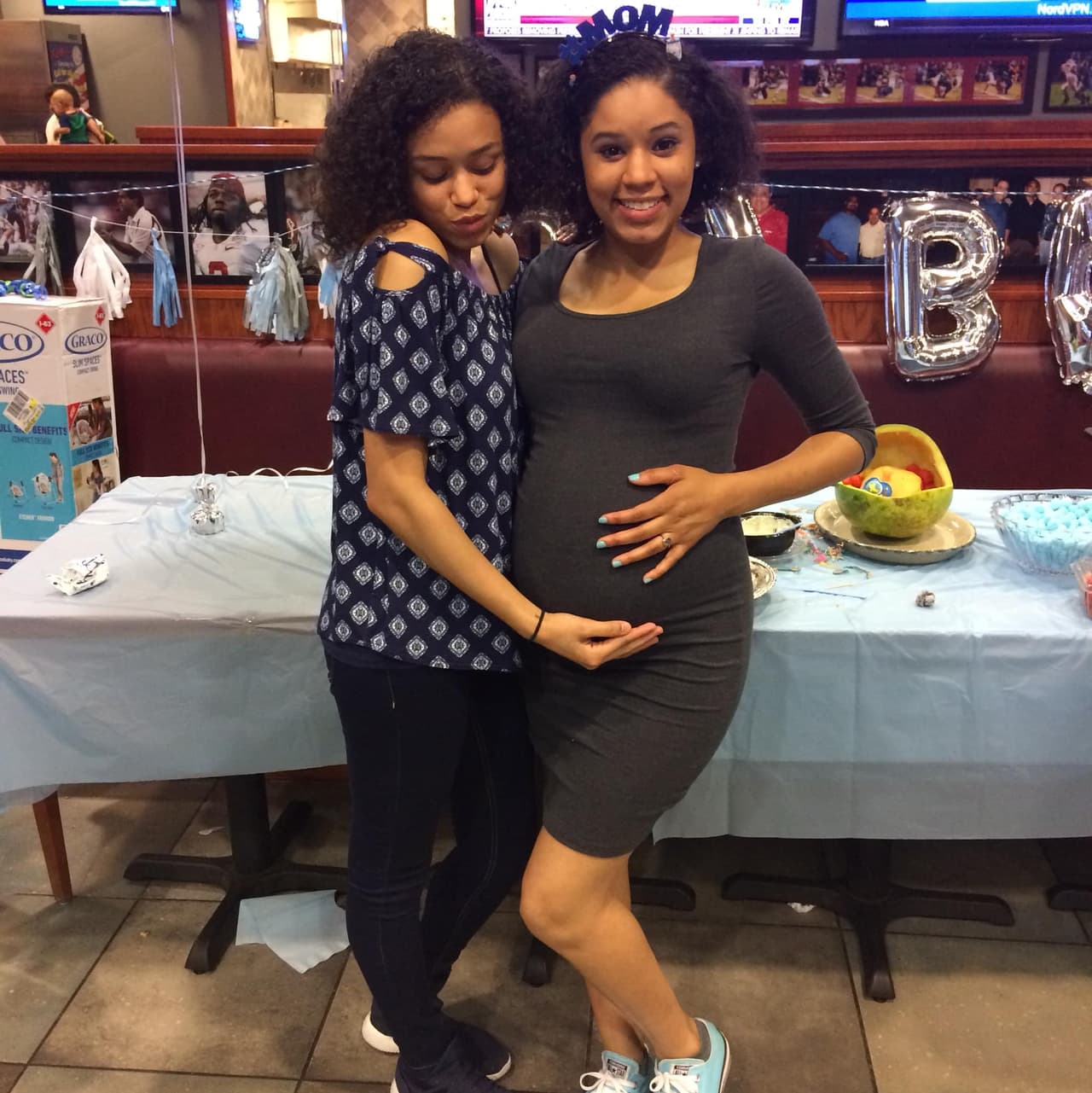 Lewis dijo que su hermana Leila mide 5’,4” y pesa 120 libras.