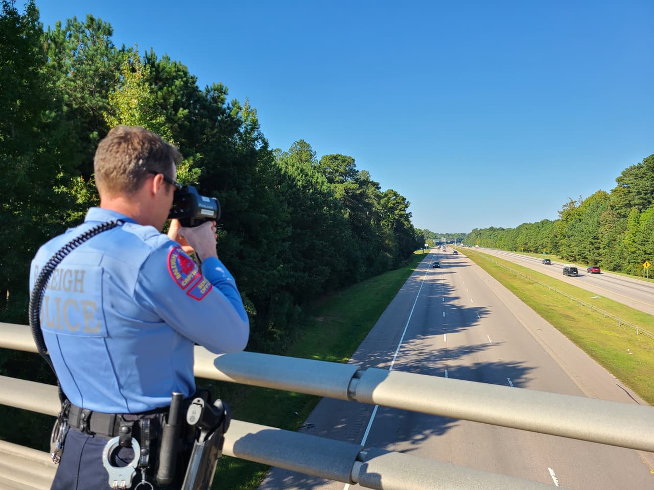 "Obedezca el límite de velocidad y asegúrese de moverse para los vehículos de emergencia", compartieron.