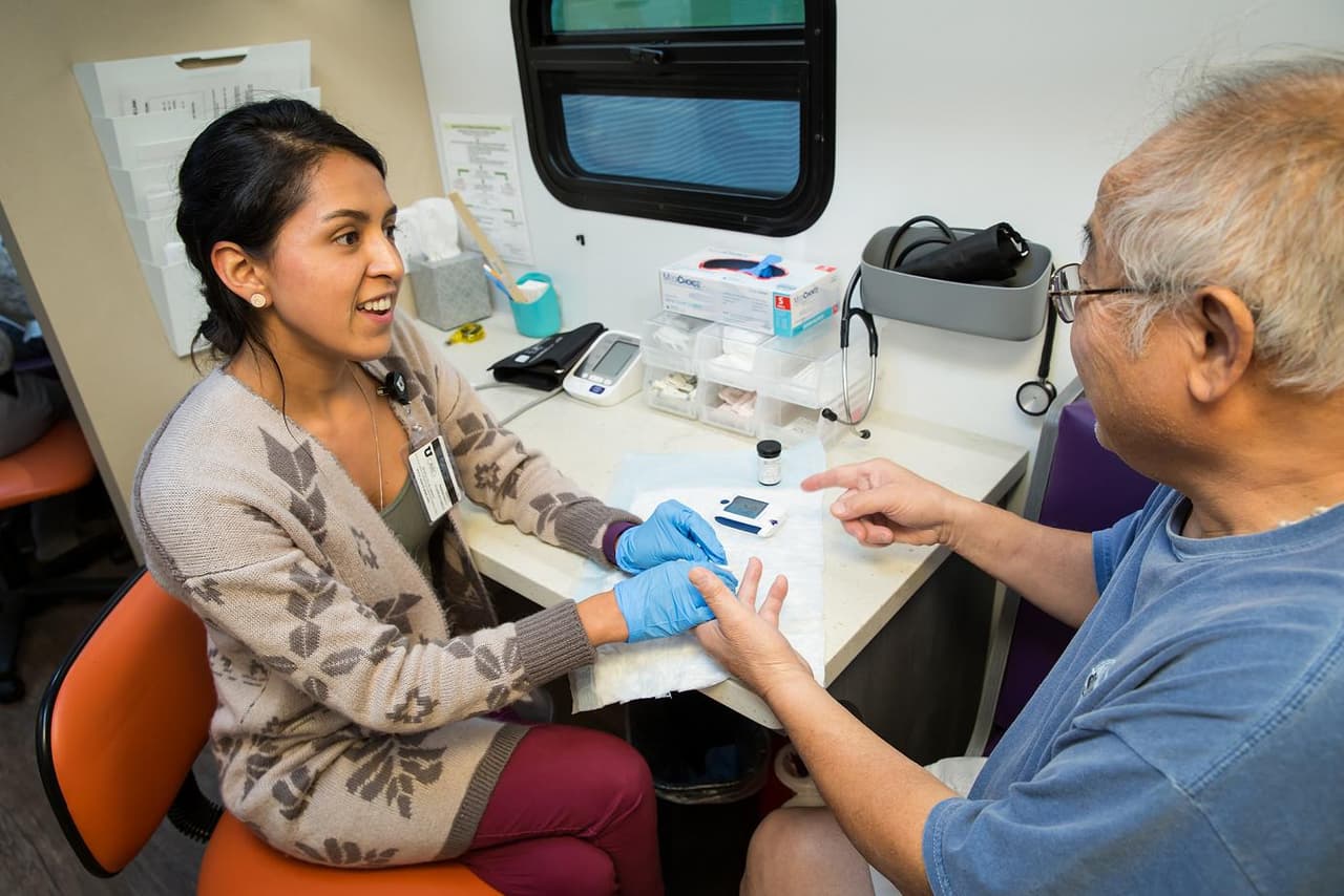 Entre los servicios que ofrecen en el autobús de bienestar están; exámenes gratuitos de glucosa en sangre, colesterol y presión arterial.