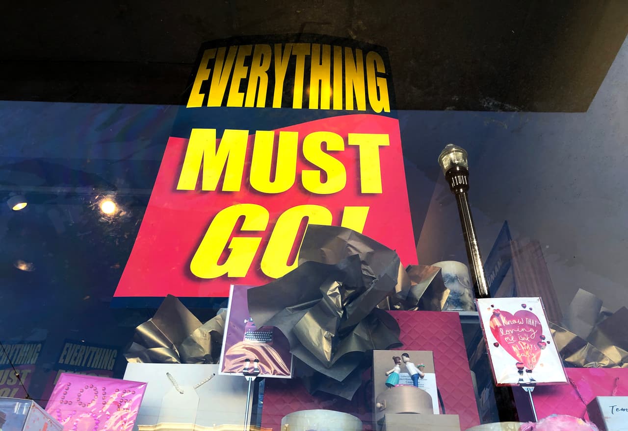 La compañía está cerrando las 254 tiendas de Estados Unidos y Canadá. Más de 1,000 empleados perderán sus trabajos.
<br>
<br>