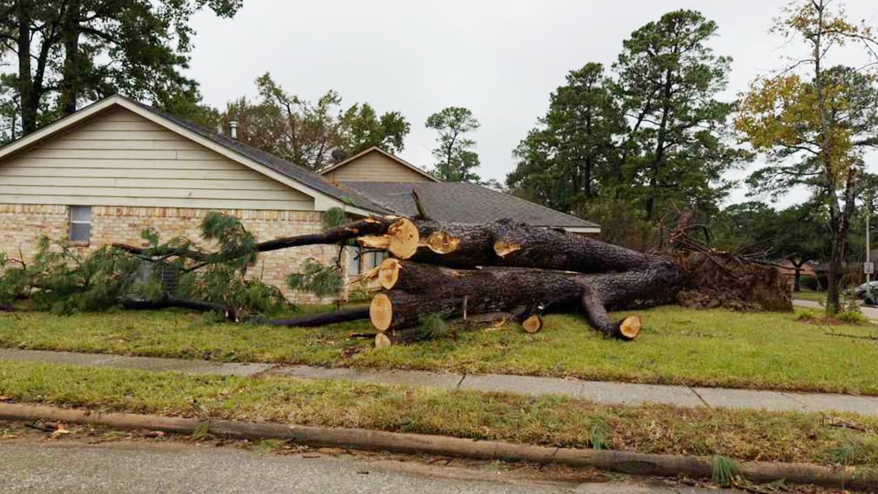 Continúan las labores de limpieza en Cypress y en Klein una semana después del paso de tornados