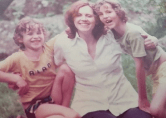 ¿Ya lo reconociste? Aquí lo vemos feliz junto a su hermosa madre.