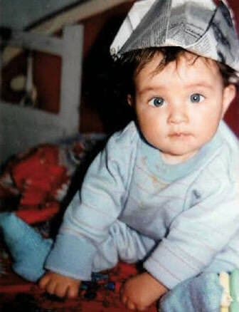 La actriz nació el 5 de abril de 1988 en la Ciudad de México. Comenzó su carrera a los 5 años en el programa infantil 'Plaza Sésamo' y en 1995 participó en la telenovela 'La Dueña'.