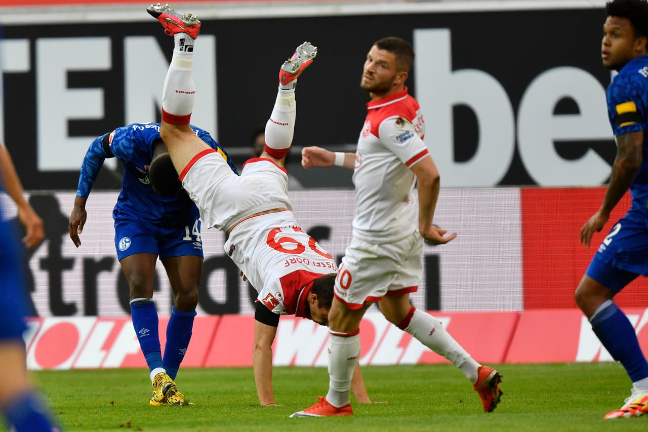 <b>Tremenda caída</b>
<br>- Así se pelea el esférico con intensidad máxima.
<br>- Esto ocurrió entre el Fortuna Dusseldorf y FC Schalke 04.