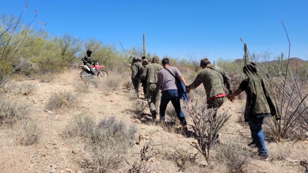 Agentes Three Points Station asignados a la unidad de motocicleta colaboraron con BORSTAR para rastrear a un gran grupo de migrantes que intentaban evadir el arresto. Un total de 17 indocumentados fueron detenidos al sur de Sells.