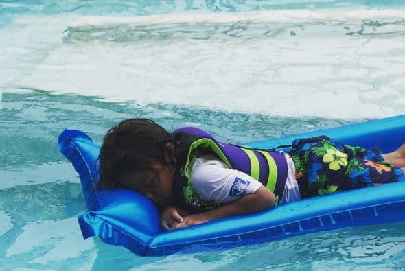 Hombre rescata a un niño de 5 años de ahogarse en la alberca pública del parque McCarren en Brooklyn