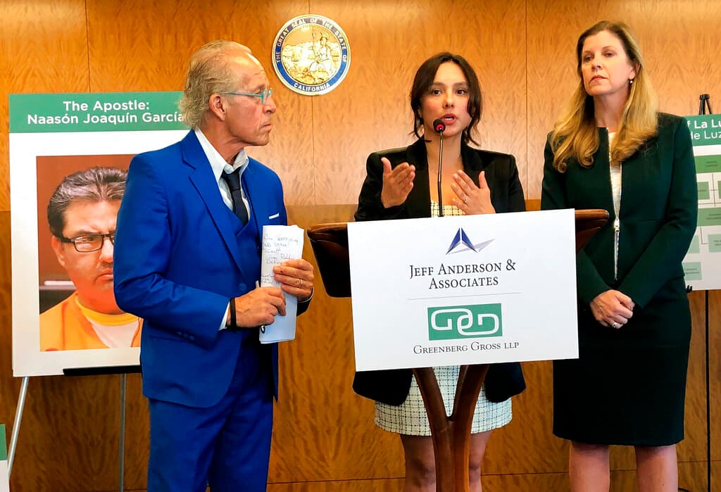 “Todos son ricos”: supuesta víctima de Naasón Joaquín afirma que él amasó una fortuna con las limosnas de sus fieles