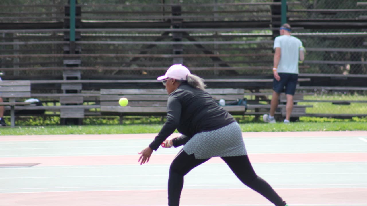 En algunos parques públicos como en el Memorial existen canchas para practicar otro tipo de deportes como el tenis.