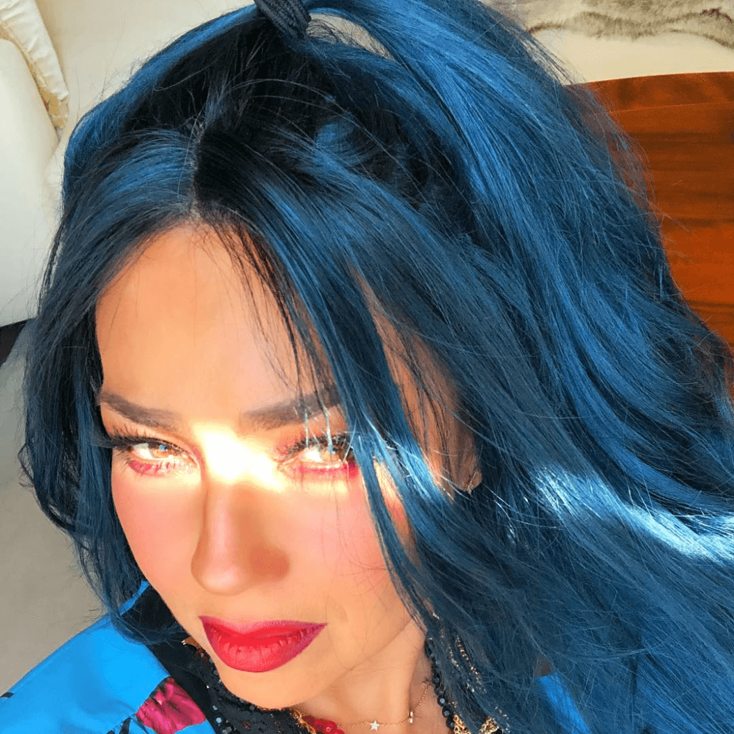 Thalia también es una amante de las pelucas, como esta de color azul, que puso a todos en vilo, por creer que realmente se había pintado su pelo.