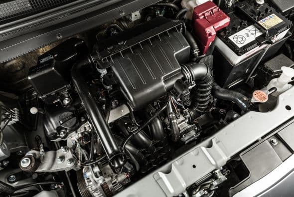 Mitsubishi Mirage 2015- Su mecánica está compuesta por un motor a gasolina DOHC MIVEC de tres cilindros y 1.2 litros que alcanza unos 74 caballos de potencia. Se puede asociar a una transmisión manual de cinco marchas o una automática continuamente variable (CVT).