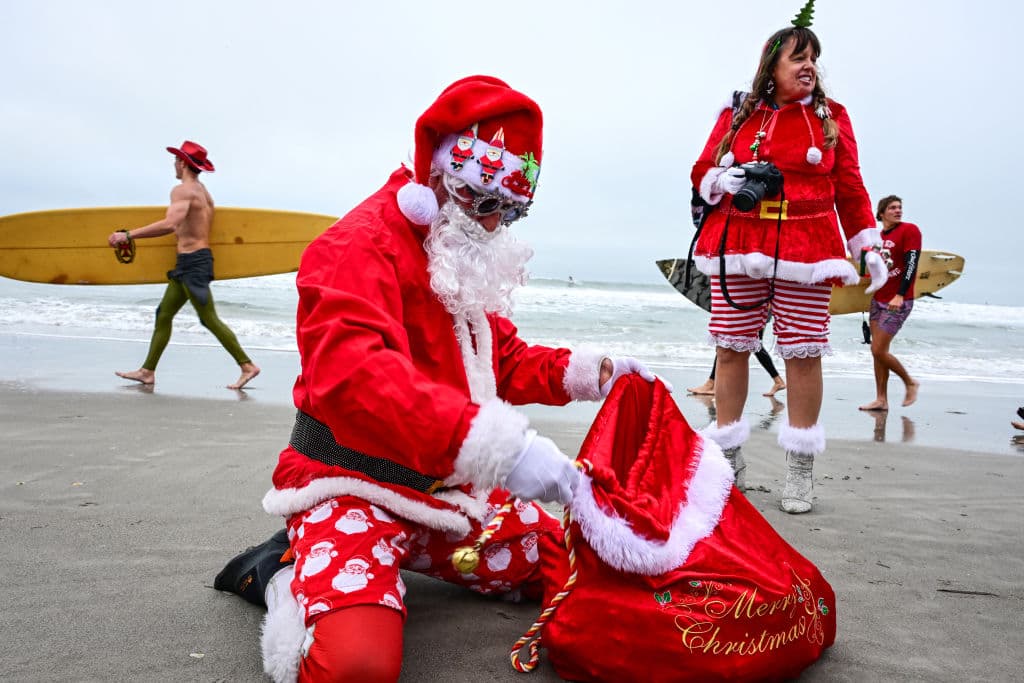 Antes de que el 'verdadero' Santa Claus deje regalos en las casas, Cocoa Beach se llena de muchos 'Santa', que incluso llevan regalos y dulces para compartir.