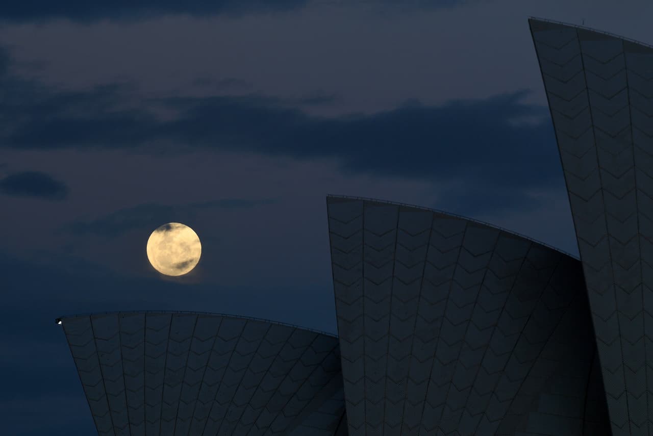 La superluna sobre la icónica Casa de la Opera de Sidney, Australia.