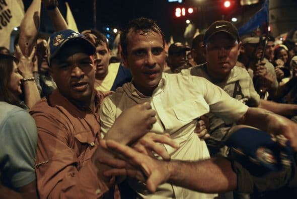 "Quiero construir un país para ustedes, para los venezolanos, para la paz, para la tranquilidad, para la Venezuela grande", afirmó Capriles, quien apuntó que Dios le ha dado la oportunidad a los venezolanos de "elegir entre la vida y la muerte" o "entre una vida tranquila o un país sumido en la violencia".