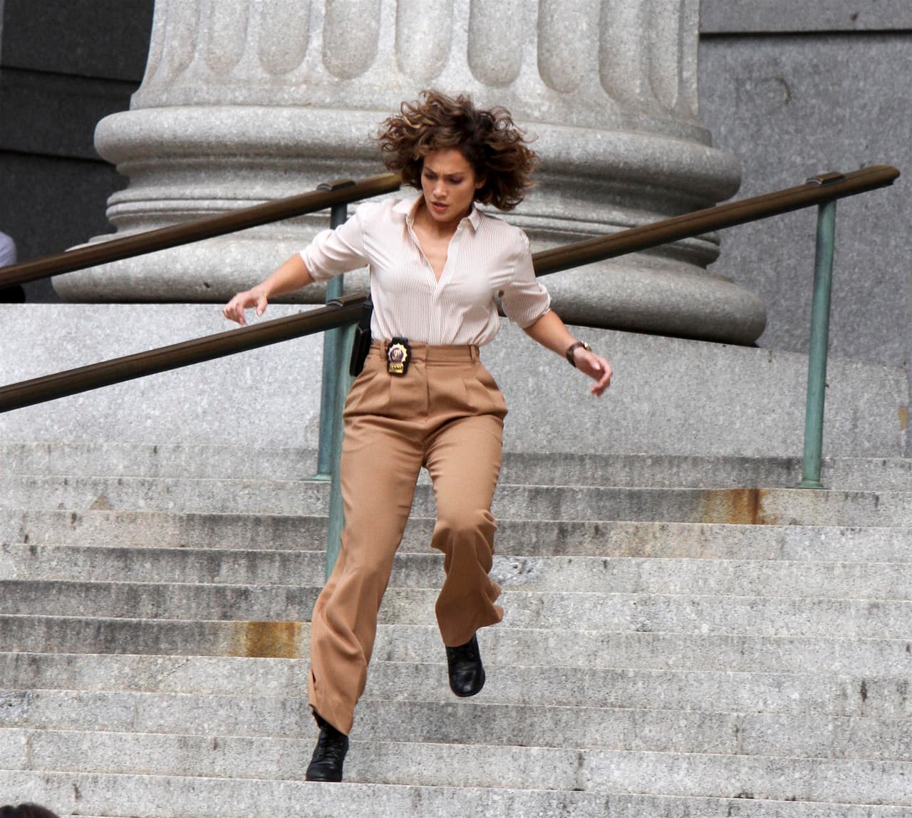 La vimos bajar a toda velocidad por las escaleras.