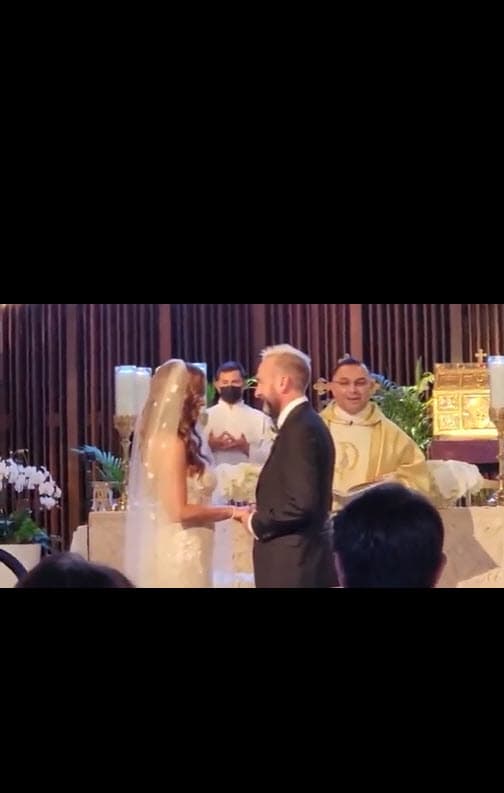 El sacerdote Fernando Carmona fue el encargado de consagrar a la pareja ante la ley de Dios.