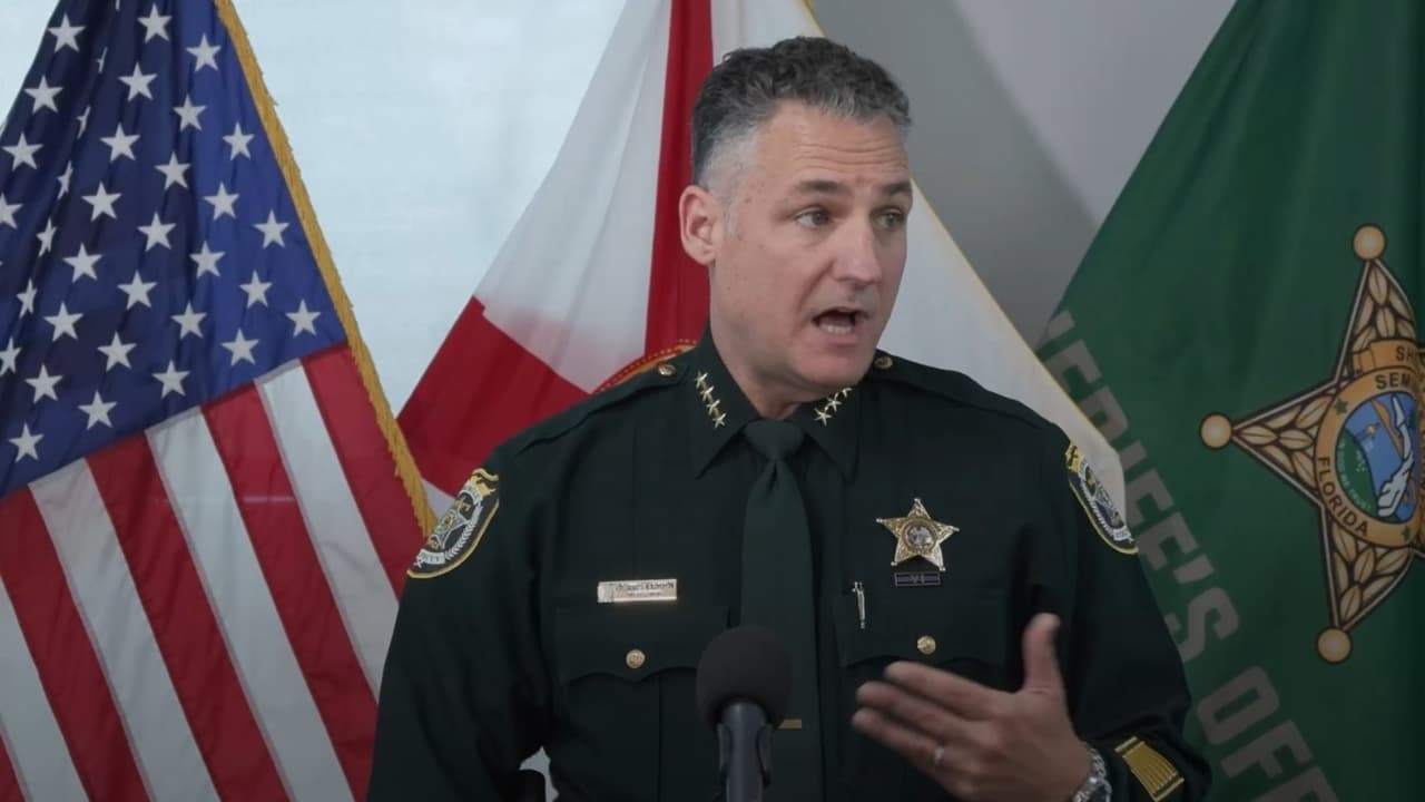 Francisco Estrella Chicón sería el policía del condado Orange arrestado y 
<b>acusado de obtener información sobre el caso para ayudar al esposo de la víctima usando una identidad falsa</b>, informó el alguacil.