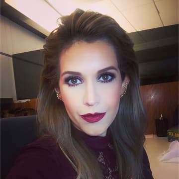 Los aretes que abarcan toda tu oreja dan un look alternativo.